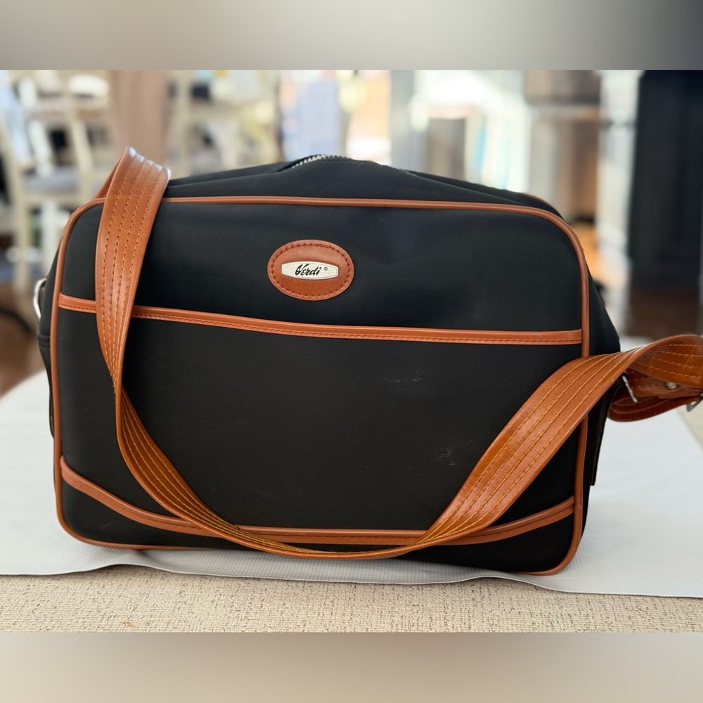 Verdi Black Sturdy Leather Travel Bag w Tan Accents & lock Snap made in Taiwan